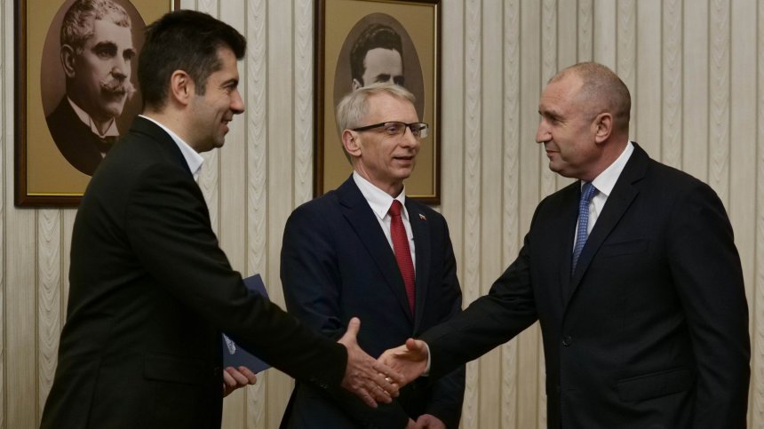 Радев към Кирил Петков: Съчувствам ви, кризата вече чука на вратата