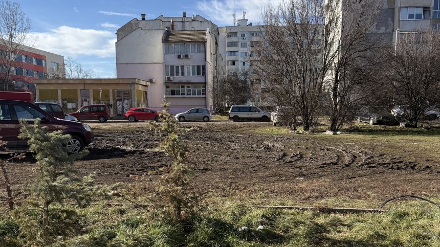 До училище в София: Коли паркират в тревни площи, а след тях - кална яма