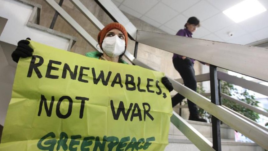 От "Грийнпийс" влязоха в енергийното министерство, поискаха среща с Николов (+СНИМКИ)