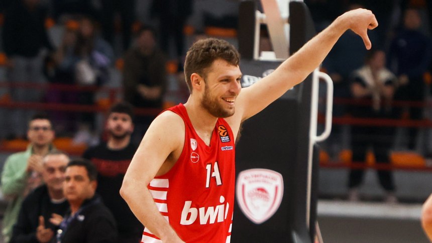 Извънземен Везенков изстреля "Олимпиакос" на върха в Евролигата