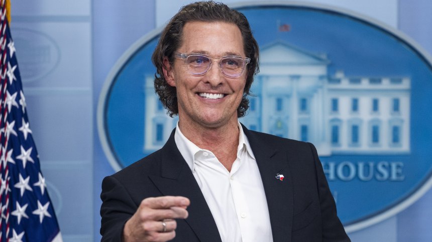 Матю Макконъхи и съпругата му попаднаха на борда на внезапно паднал самолет