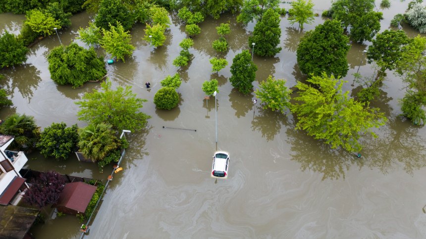 "Най-лошата нощ в новата история": 36 италиански града са "под вода", 27 хил. души нямат ток