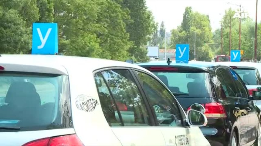 Недоволни автоинструктори блокират центъра на София