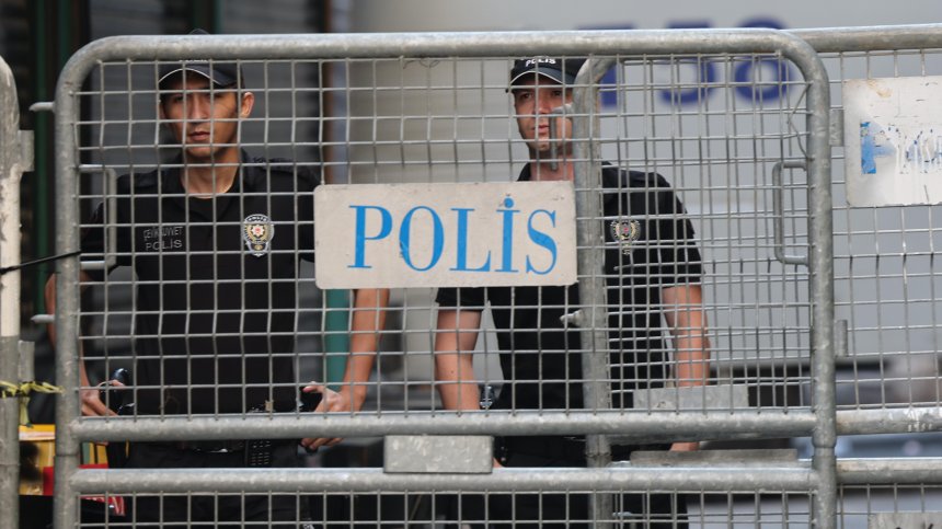 Семейство с бебе е пребито заради езика си в Турция