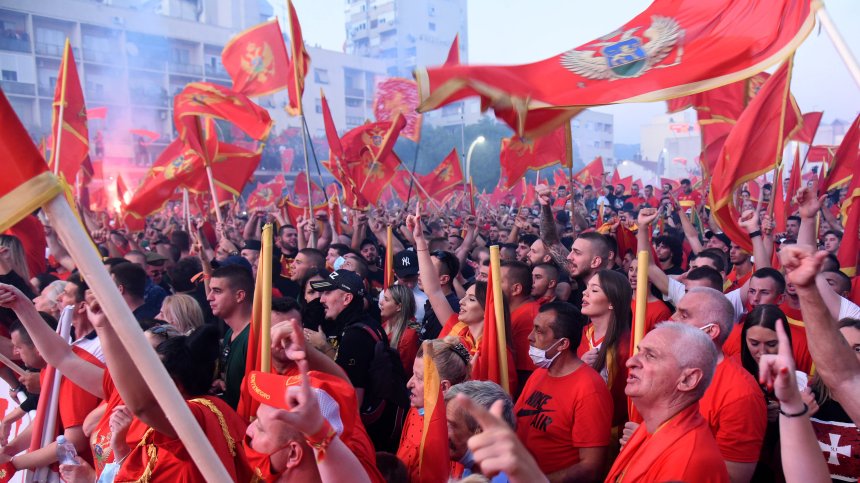 Хиляди на протест в Черна гора срещу употребата на сръбски символи