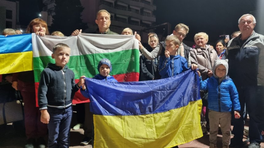 Украинците ще останат още 4 месеца в хотелите, новодошлите отиват в държавните бази 