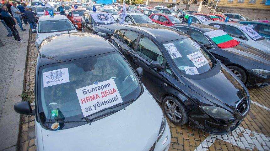 Протестите на разделените автоинструктори блокираха центъра на София