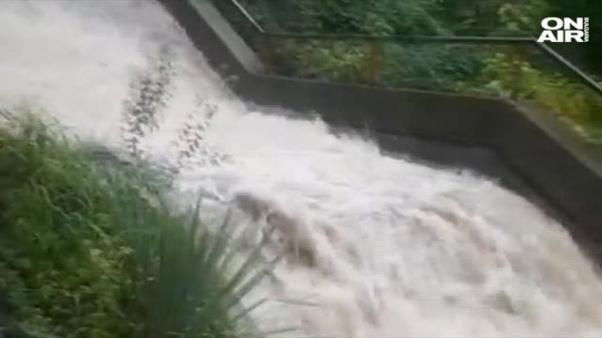 Порой заля В. Търново, стълбищата в центъра се превърнаха във водопади!