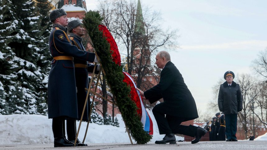 Путин отдаде почит на героите на Русия в Деня на защитника (СНИМКИ)