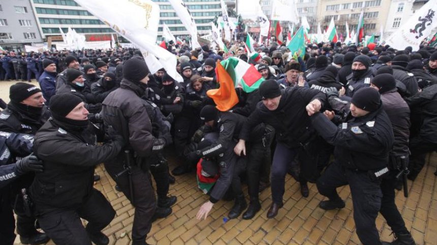 Протестиращите пробиха кордона, стигнаха вратите на НС (СНИМКИ+ВИДЕО)