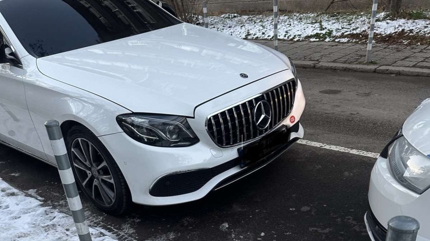 Сигнал: Скъпи коли с дипломатически стикер наглеят из столицата