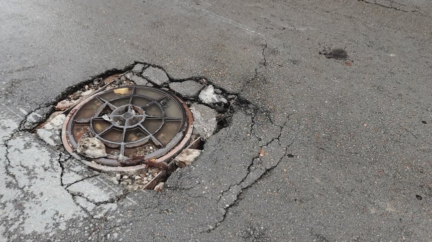 Улица в Шумен след ремонт: Пропаднали шахти, дупки, изронен асфалт