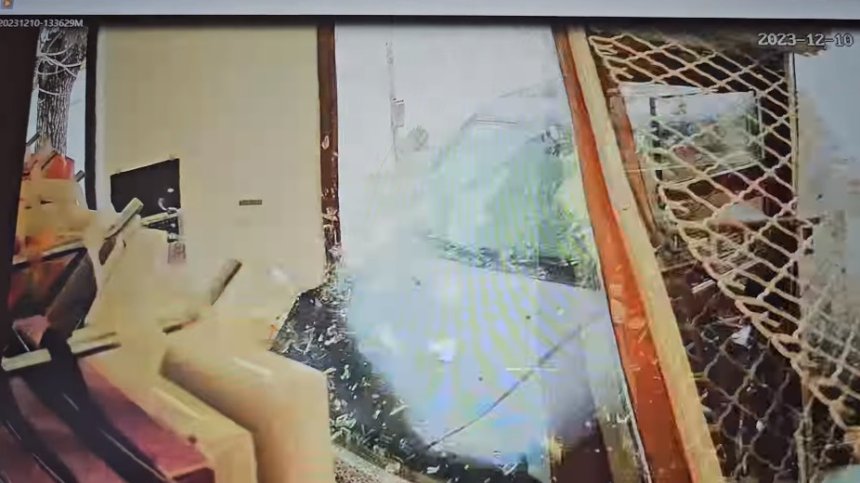 Камери записали бруталното забиване на джипа в магазин във Варна (+ВИДЕО)