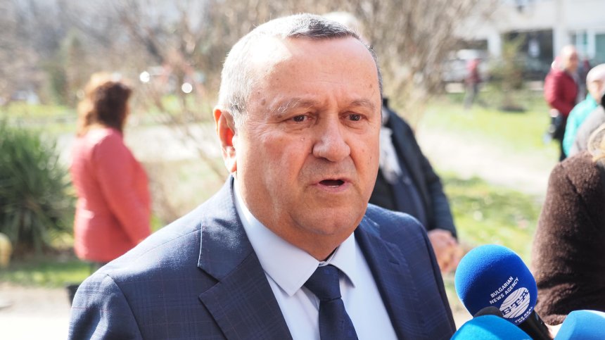 Адемов: По 20 евро помощ за горивата по сметките на хората още през март