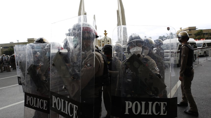 Бивш полицай откри стрелба в детски център в Тайланд, най-малко 35 души са убити