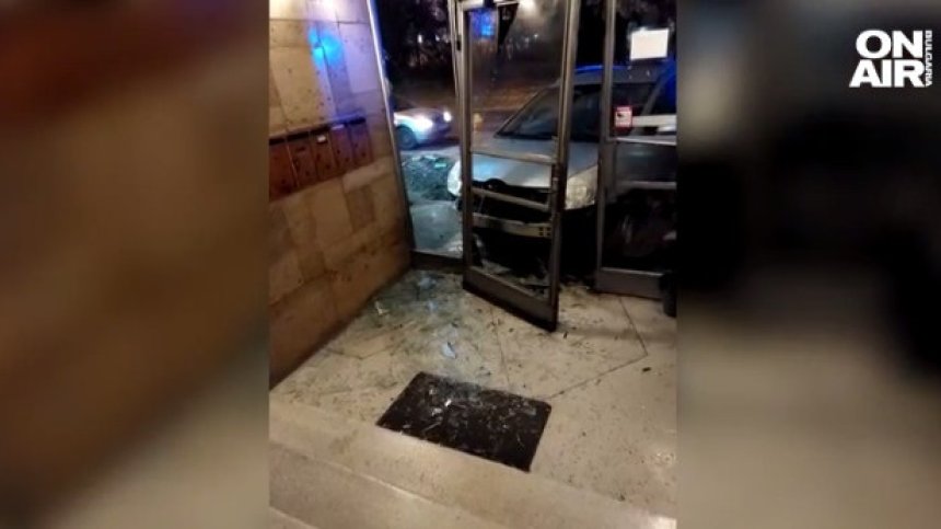 Кола влезе в блок след удар с друг автомобил в центъра на София