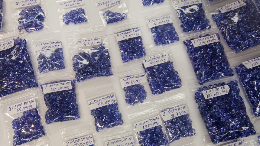 Баща на 30 деца откри находка - танзанит за 3,4 милиона долара