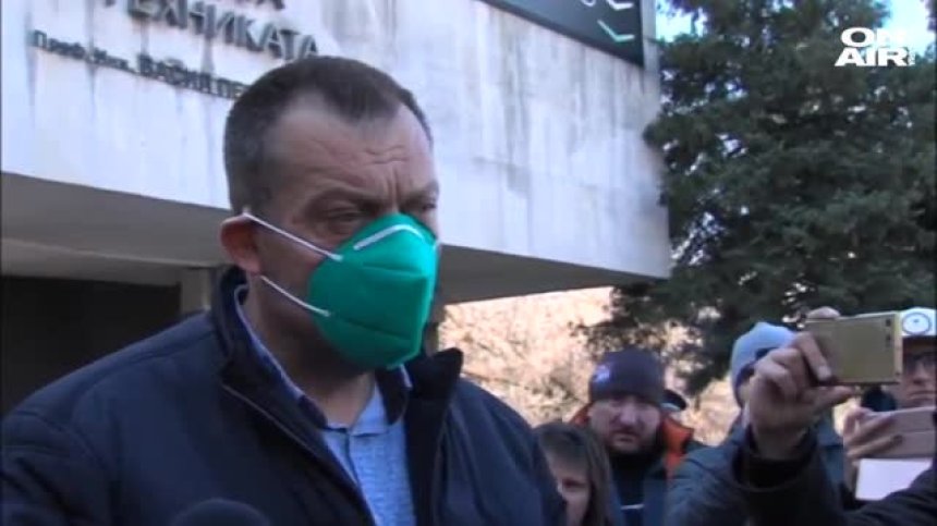Протести против мерките: В Благоевград полетя чаша към областния управител