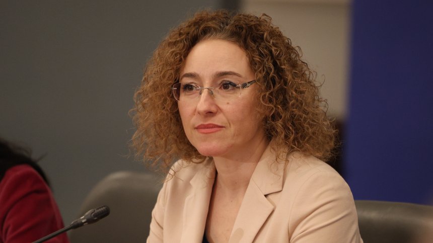 Министър Шалапатова обеща по-високи заплати на социалните работници през 2024 г.