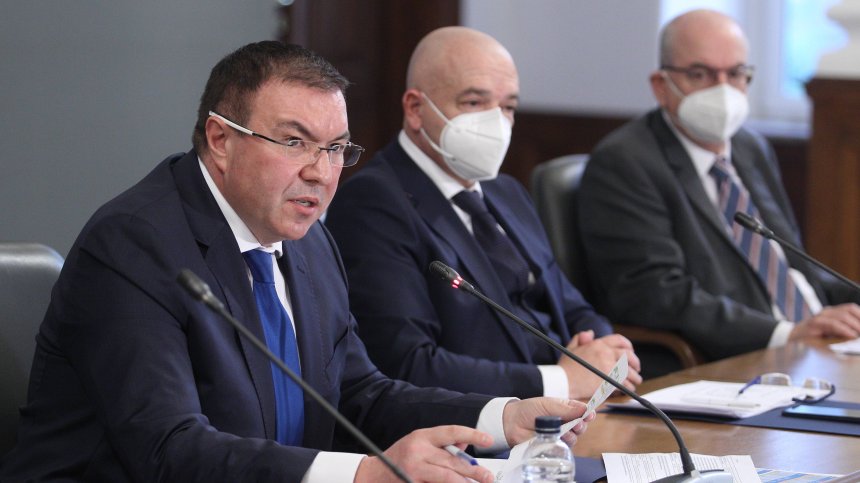 Третата вълна предизвика спорове около затягането на мерките