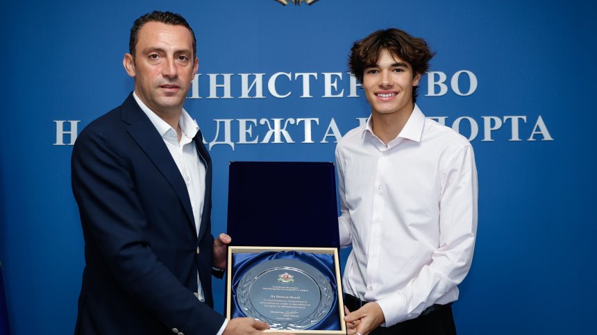 Спортният министър награди Никола Цолов: "Прославяте България и вдъхновявате цяло поколение"