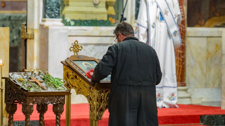 Църквата чества Покров на Пресвета Богородица