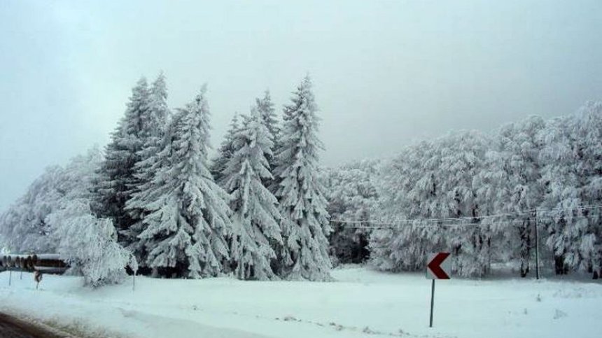 Зимата се завърна у нас: Петрохан осъмна с трафик и -14&deg;, очаква ни студена сряда