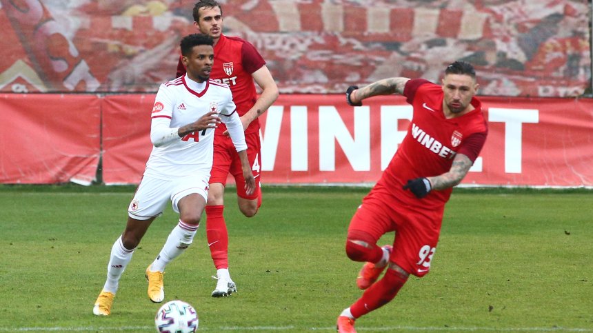 Юноша на "Левски" гледа дербито в агитката на ЦСКА