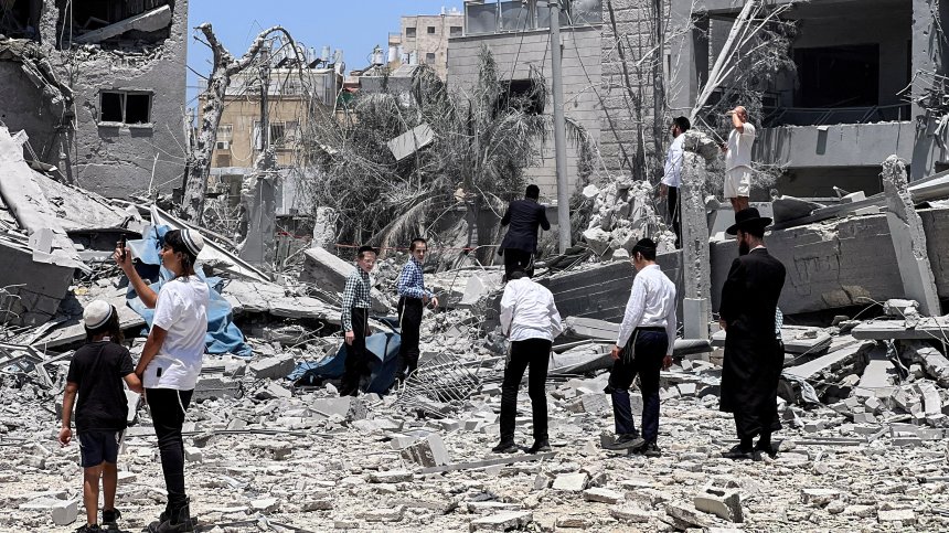 Жертви след удара по държавната телевизия на Иран, САЩ не могат да евакуират хората си