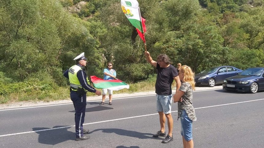 Протестиращи блокираха и Прохода на Републиката, километрично е задръстването