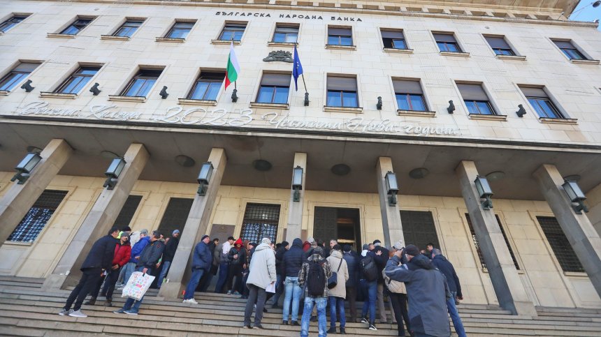 Mонетата с лика на Ботев предизвика фурор и доведе до опашки пред БНБ