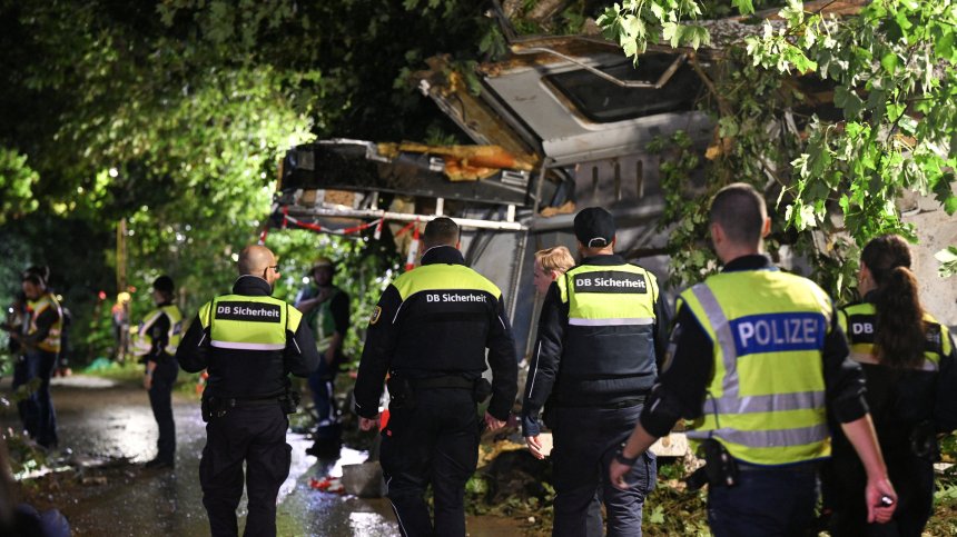 Трима загинали и десетки ранени след дерайлиране на влак в Германия