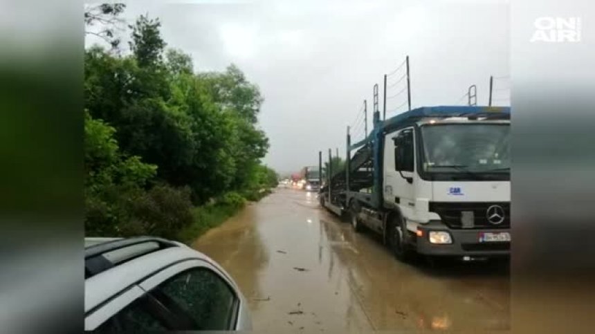 Река Моравишка наводни международния път Е-79 край Мездра