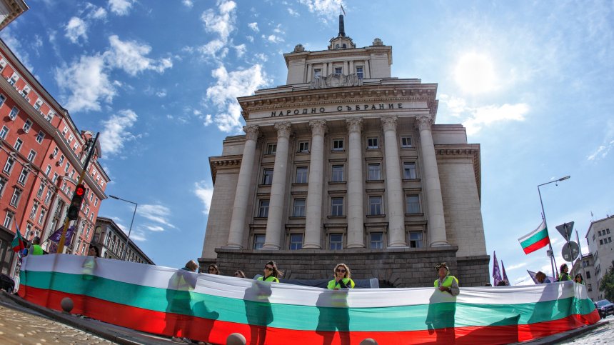 Протест на работниците на "Автомагистрали - Черно море" блокира центъра на София