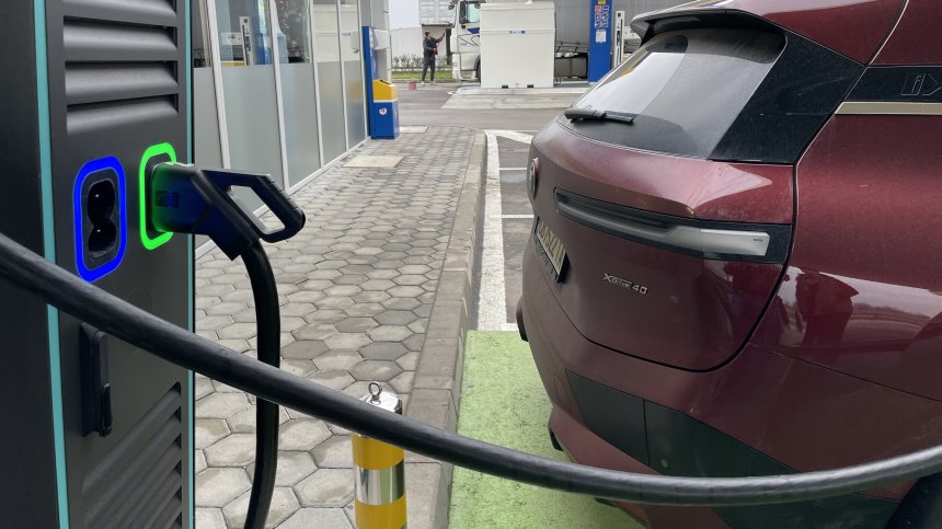 Скок в продажбите на електромобили, драстично намалява потреблението на петрол