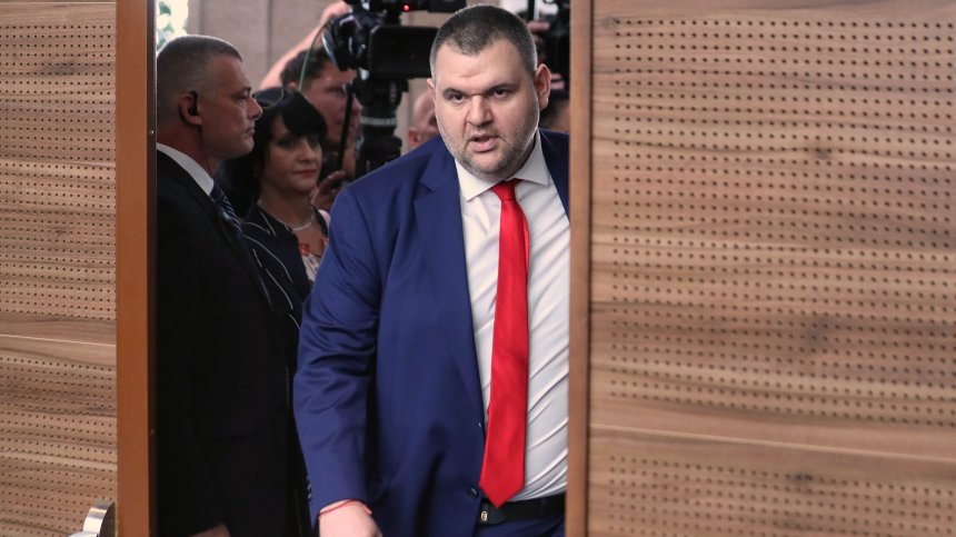 Делян Пеевски vs Румен Радев: Кой и защо е "Мистър кеш"