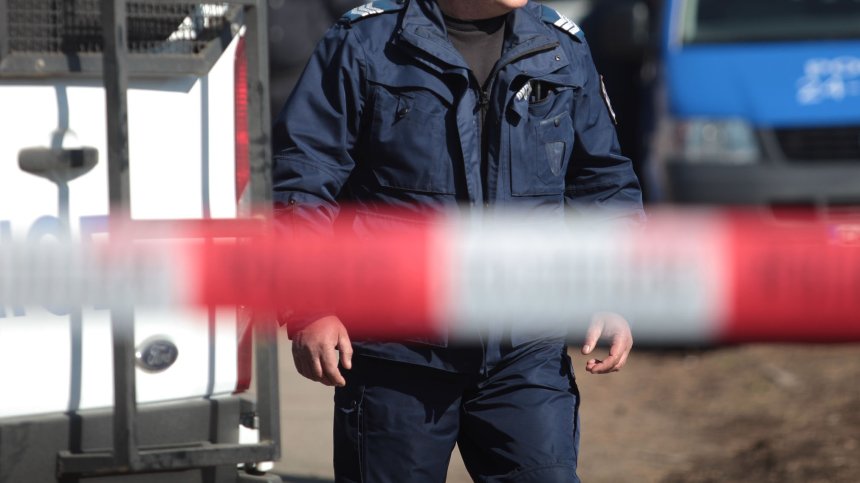 Откритото тяло в двора на хотел е на френски гражданин, мъжът е с прерязано гърло