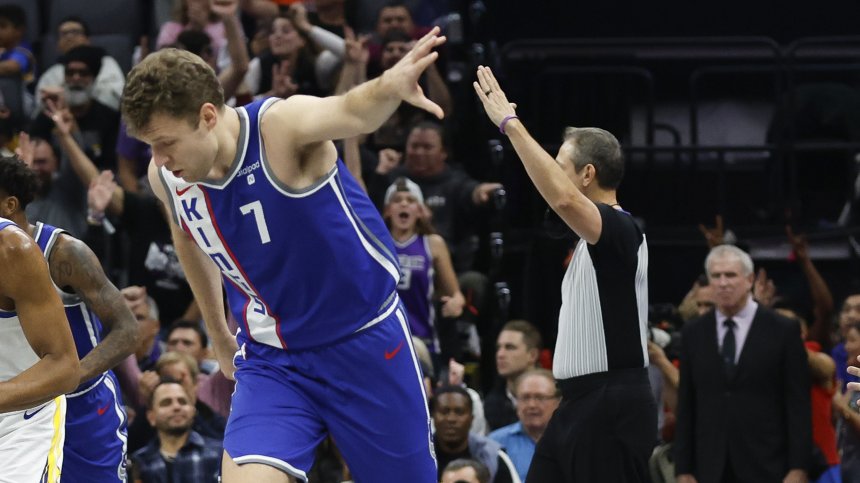 Везенков с личен рекорд за "Сакраменто", тимът му победи "Финикс Сънс" със 114:106