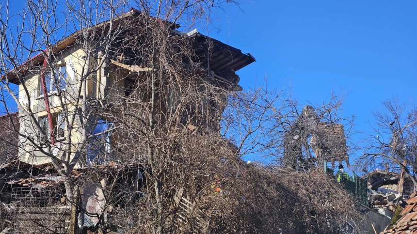 Откриха тяло под отломките на взривилата се къща в Банкя