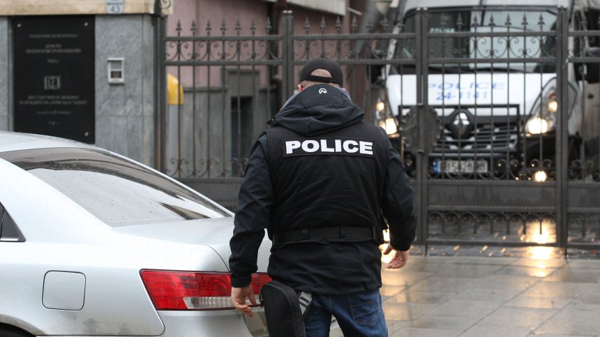 Мъж удря и рита жена в главата в София