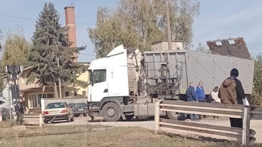 Влак се вряза в камион на жп прелез край Лом