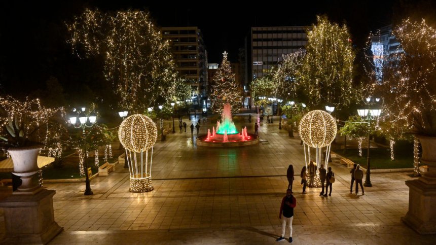 Атина впечатлява с коледна украса и 19-метрова елха