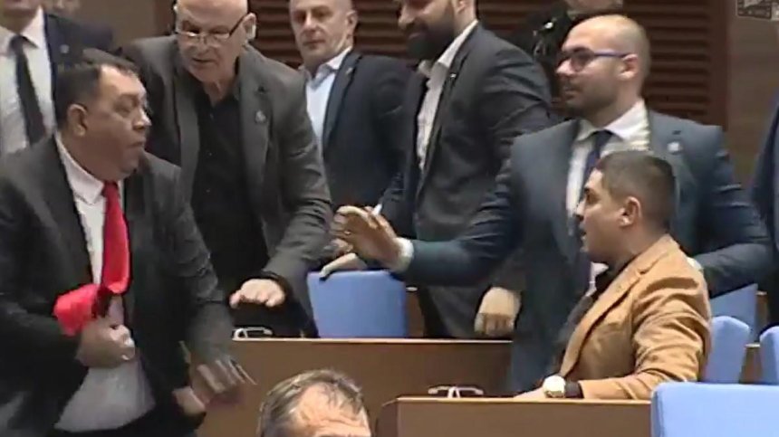 Радостин Василев каза защо се сбиха с Далоолу в парламента (ВИДЕО)