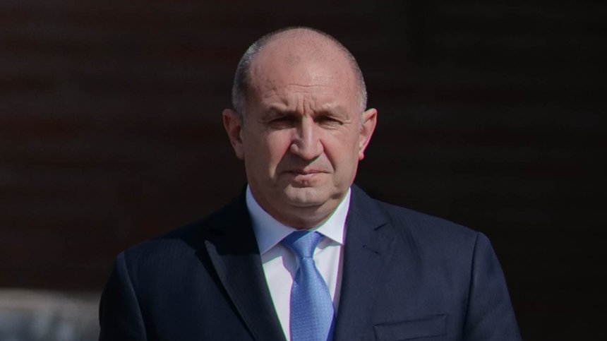 Румен Радев: Докато занимават обществото с черни пантери, дупката в бюджета скача