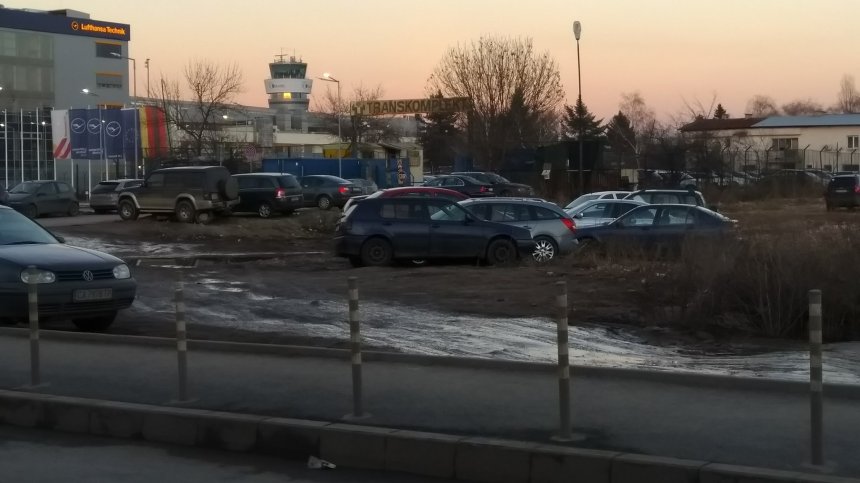 HelpBook: Паркиране в тревни площи, а след това кал и мръсотия