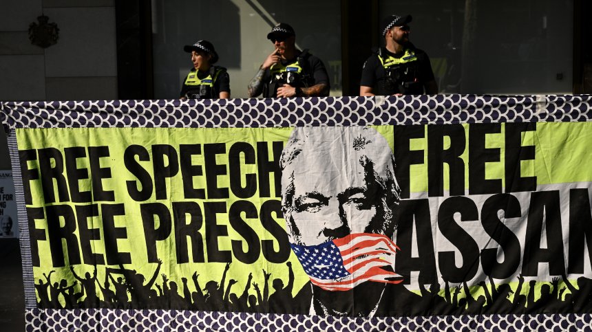 На крачка от екстрадиция в САЩ: Какво се случва с Джулиан Асанж?