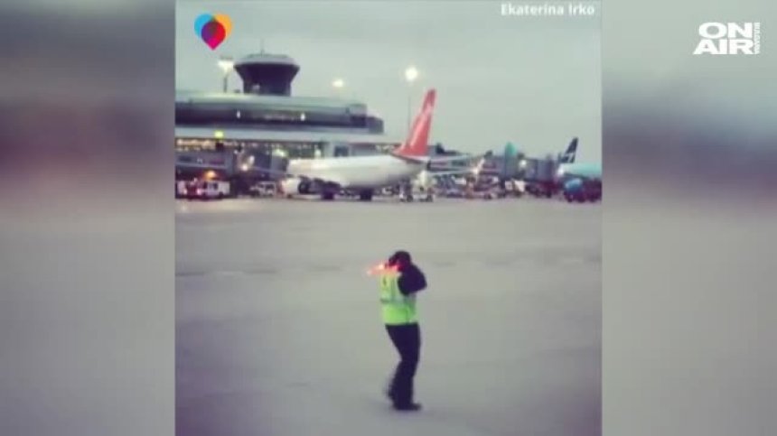 Служител на American Airlines се превърна в хит в социалните мрежи