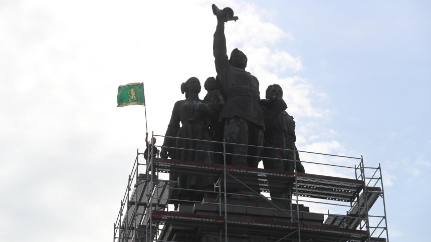 До дни демонтират фигурите на Паметника на съветската армия, мъж се опита да пробие загражденията (+ВИДЕО)