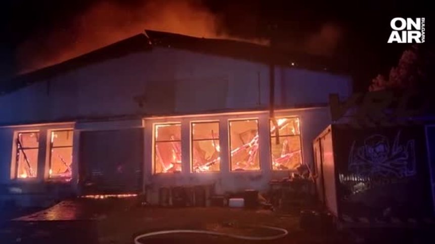Пожар в хале на складова база край Бургас, 14 пожарникари гасят огъня