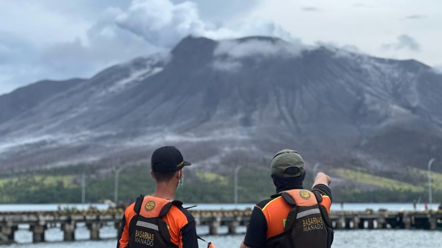 Вулкан изригна в Индонезия - нанесе щети и наложи евакуация